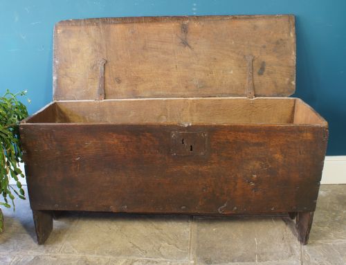 17TH CENTURY SIX PLANKED COFFER - ADDITIONAL PHOTO 3
