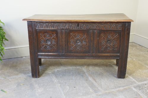 A SMALL 17TH CENTURY OAK COFFER - ADDITIONAL PHOTO 2