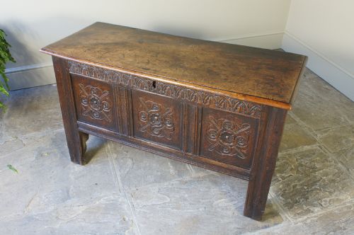 A SMALL 17TH CENTURY OAK COFFER - ADDITIONAL PHOTO 1