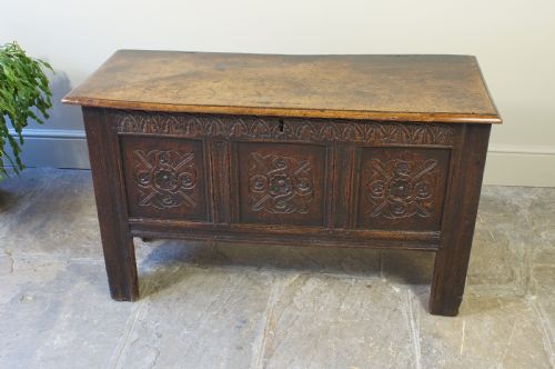 A SMALL 17TH CENTURY OAK COFFER - ADDITIONAL PHOTO 3