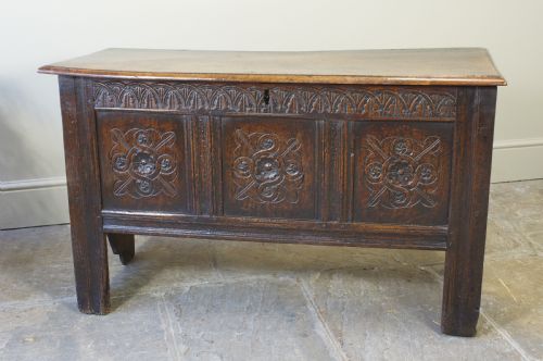 A SMALL 17TH CENTURY OAK COFFER - ADDITIONAL PHOTO 5