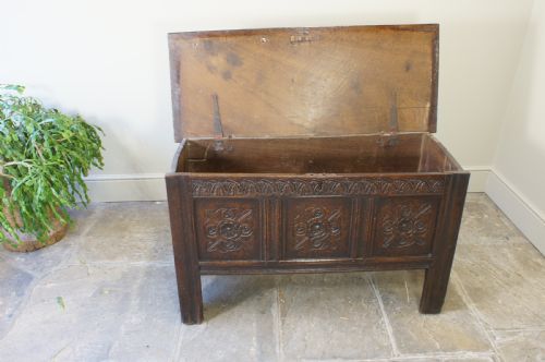 A SMALL 17TH CENTURY OAK COFFER - ADDITIONAL PHOTO 10