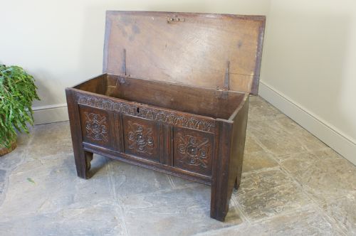 A SMALL 17TH CENTURY OAK COFFER - ADDITIONAL PHOTO 11