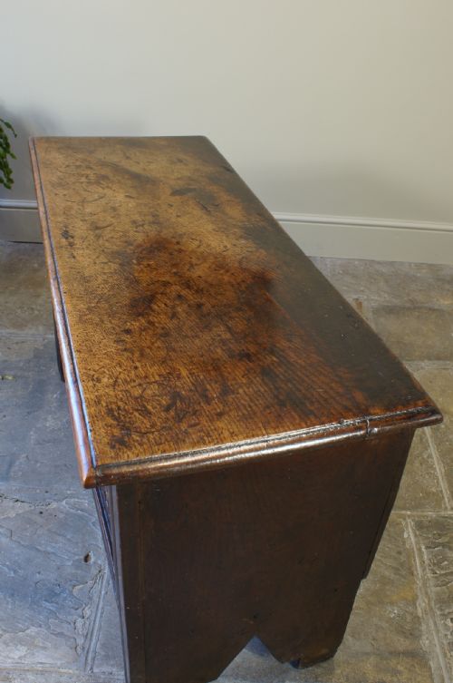 A SMALL 17TH CENTURY OAK COFFER - ADDITIONAL PHOTO 4