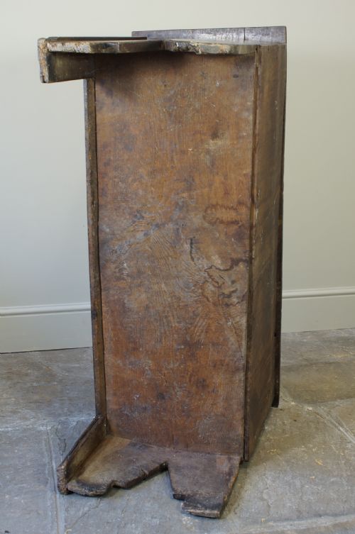 A SMALL 17TH CENTURY OAK COFFER - ADDITIONAL PHOTO 6