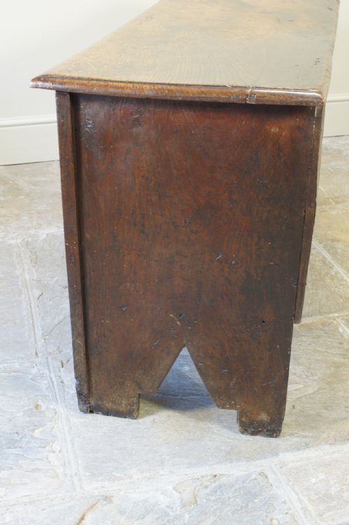 A SMALL 17TH CENTURY OAK COFFER - ADDITIONAL PHOTO 7