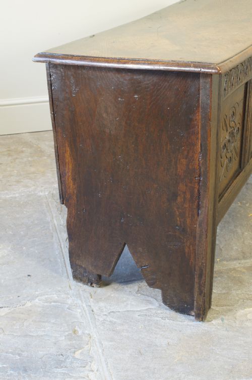 A SMALL 17TH CENTURY OAK COFFER - ADDITIONAL PHOTO 8