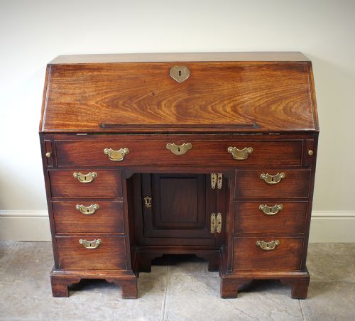 A RARE AND EARLY GEORGIAN KNEEHOLE BUREAU - ADDITIONAL PHOTO 1