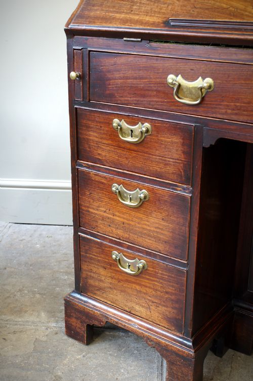 A RARE AND EARLY GEORGIAN KNEEHOLE BUREAU - ADDITIONAL PHOTO 2