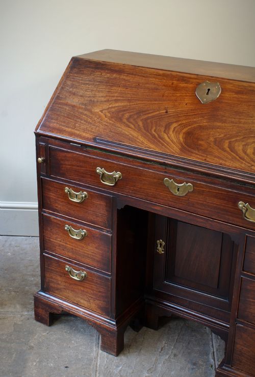 A RARE AND EARLY GEORGIAN KNEEHOLE BUREAU - ADDITIONAL PHOTO 3