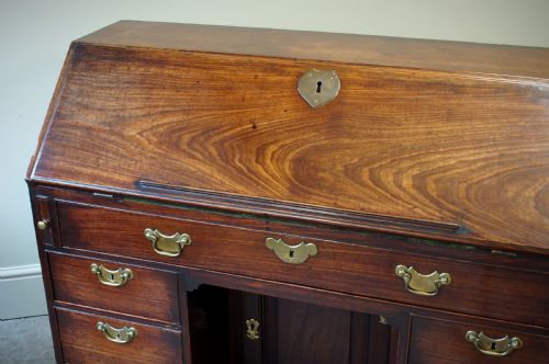 A RARE AND EARLY GEORGIAN KNEEHOLE BUREAU - ADDITIONAL PHOTO 4