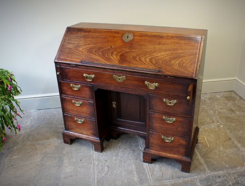 A RARE AND EARLY GEORGIAN KNEEHOLE BUREAU - ADDITIONAL PHOTO 5