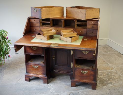 A RARE AND EARLY GEORGIAN KNEEHOLE BUREAU - ADDITIONAL PHOTO 6