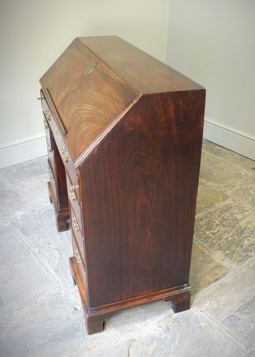 A RARE AND EARLY GEORGIAN KNEEHOLE BUREAU - ADDITIONAL PHOTO 10
