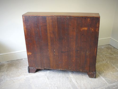 A RARE AND EARLY GEORGIAN KNEEHOLE BUREAU - ADDITIONAL PHOTO 11
