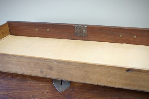 A RARE AND EARLY GEORGIAN KNEEHOLE BUREAU - ADDITIONAL PHOTO 13