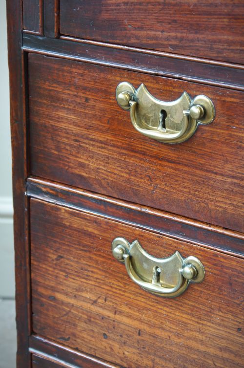 A RARE AND EARLY GEORGIAN KNEEHOLE BUREAU - ADDITIONAL PHOTO 17