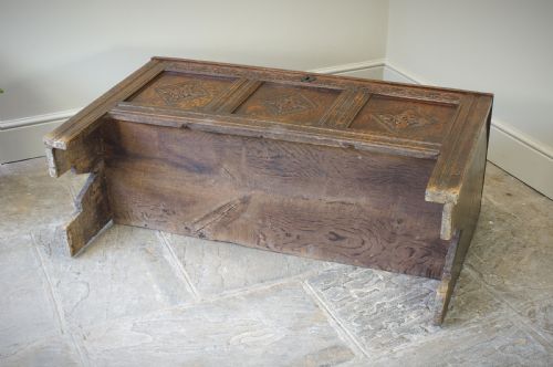 EARLY 17TH CENTURY OAK COFFER - ADDITIONAL PHOTO 3