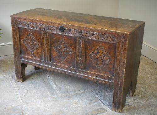 EARLY 17TH CENTURY OAK COFFER - ADDITIONAL PHOTO 4