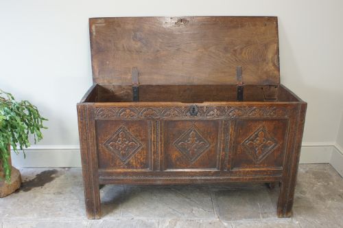 EARLY 17TH CENTURY OAK COFFER - ADDITIONAL PHOTO 12