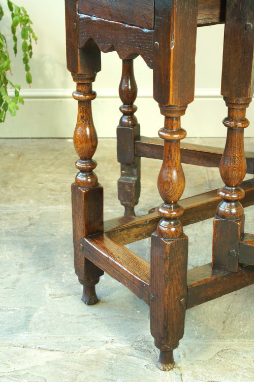SMALL 17TH CENTURY OAK GATELEG TABLE - ADDITIONAL PHOTO 10