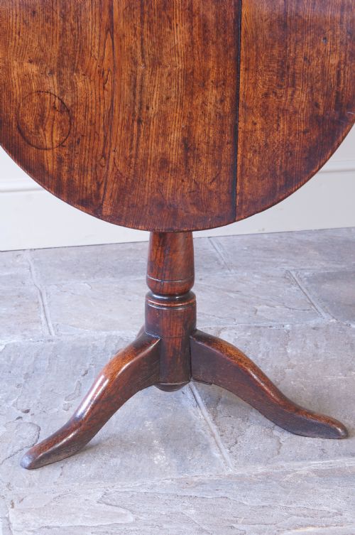 RARE 18TH CENTURY ELM COUNTRY TRIPOD TABLE - ADDITIONAL PHOTO 3