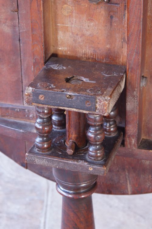 RARE 18TH CENTURY ELM COUNTRY TRIPOD TABLE - ADDITIONAL PHOTO 9