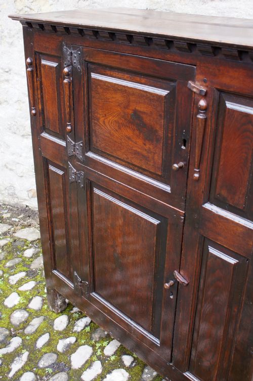 A SMALL 17TH CENTURY OAK HUTCH - ADDITIONAL PHOTO 6