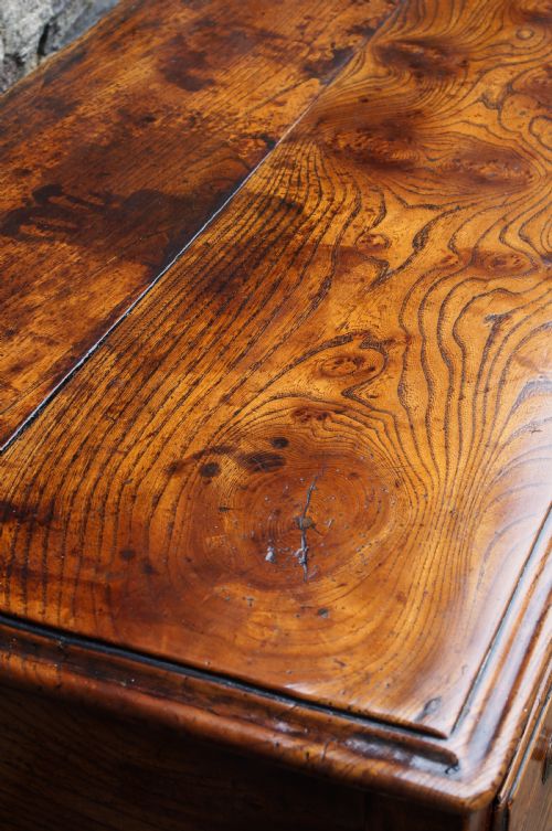 AN EXCEPTIONAL ELM 18TH CENTURY DRESSER - ADDITIONAL PHOTO 4