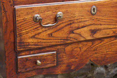 AN EXCEPTIONAL ELM 18TH CENTURY DRESSER - ADDITIONAL PHOTO 5