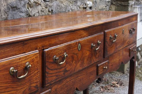 AN EXCEPTIONAL ELM 18TH CENTURY DRESSER - ADDITIONAL PHOTO 6
