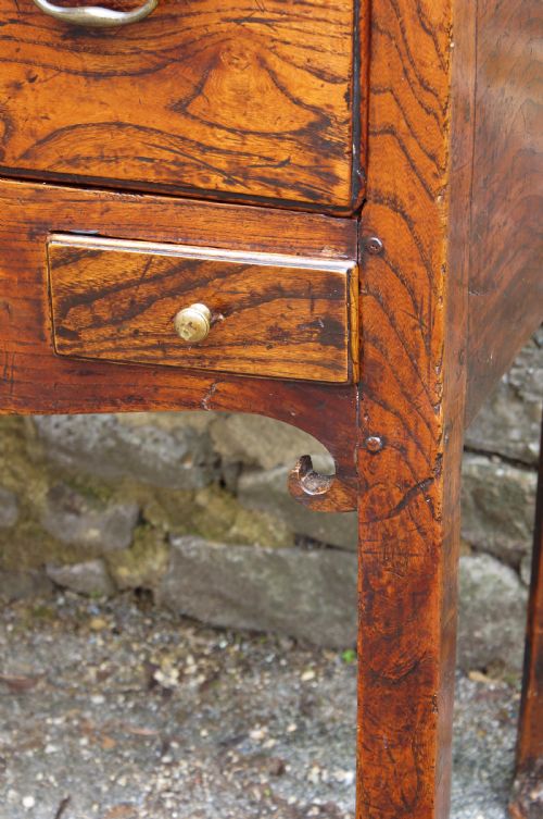 AN EXCEPTIONAL ELM 18TH CENTURY DRESSER - ADDITIONAL PHOTO 10