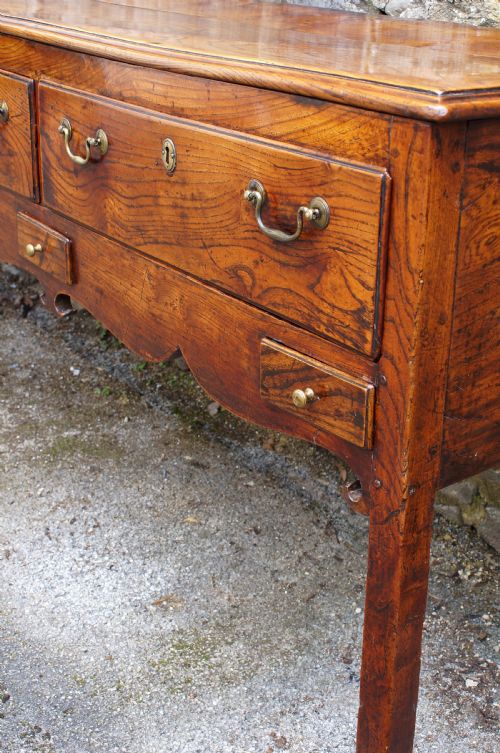 AN EXCEPTIONAL ELM 18TH CENTURY DRESSER - ADDITIONAL PHOTO 11