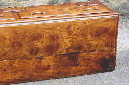 AN EXCEPTIONAL ELM 18TH CENTURY DRESSER - ADDITIONAL PHOTO 16