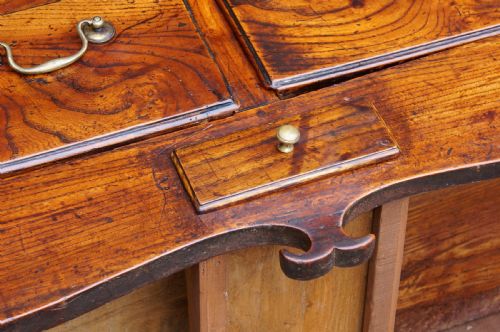 AN EXCEPTIONAL ELM 18TH CENTURY DRESSER - ADDITIONAL PHOTO 19