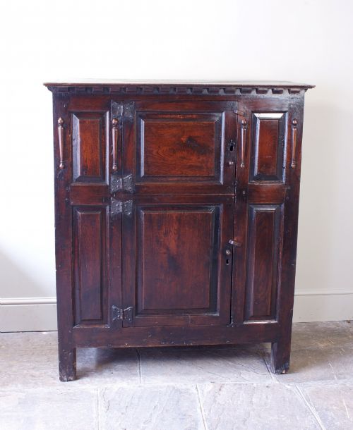 A SMALL 17TH CENTURY OAK HUTCH