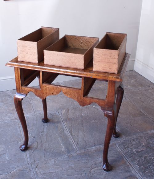 SMALL EARLY 18TH CENTURY WALNUT LOWBOY - ADDITIONAL PHOTO 4