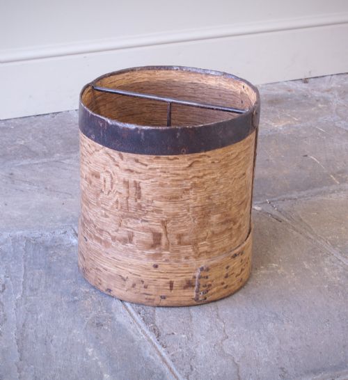 19TH CENTURY FRENCH 10 LITRE WOODEN GRAIN MEASURE