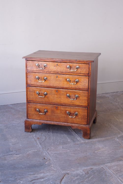 A Very Small Georgian Oak Chest of Drawers.