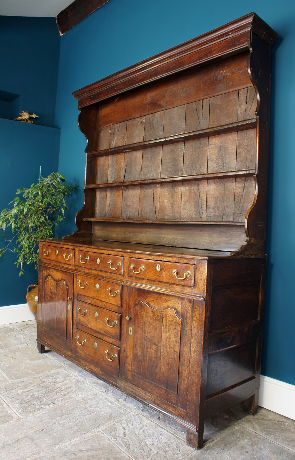 18th century Welsh oak Dresser and rack. View II