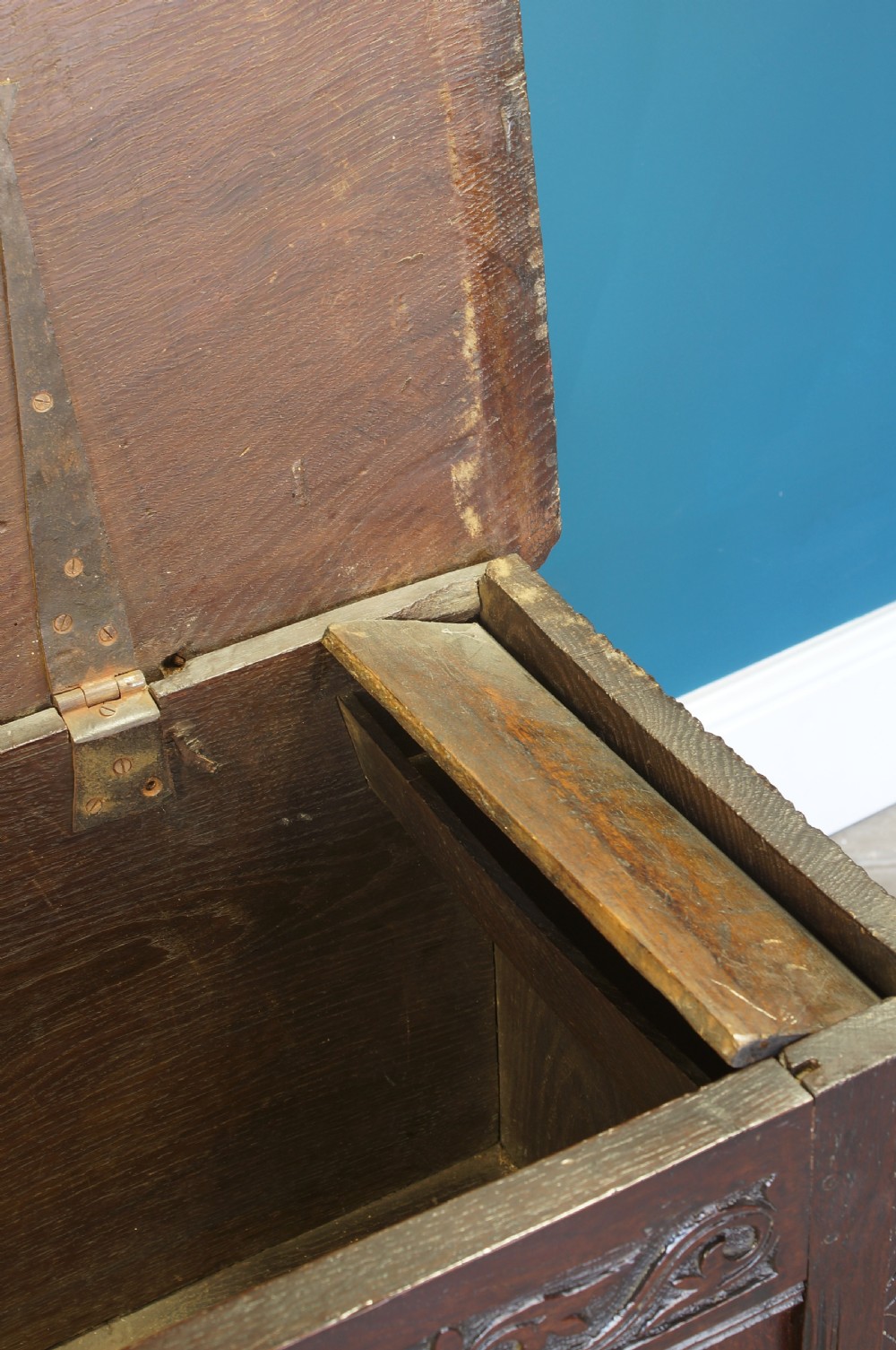 Small 17th century oak coffer. View IV