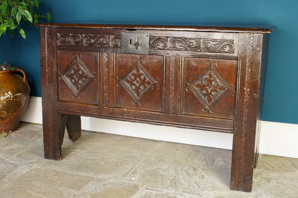 Small 17th century oak coffer. View VI