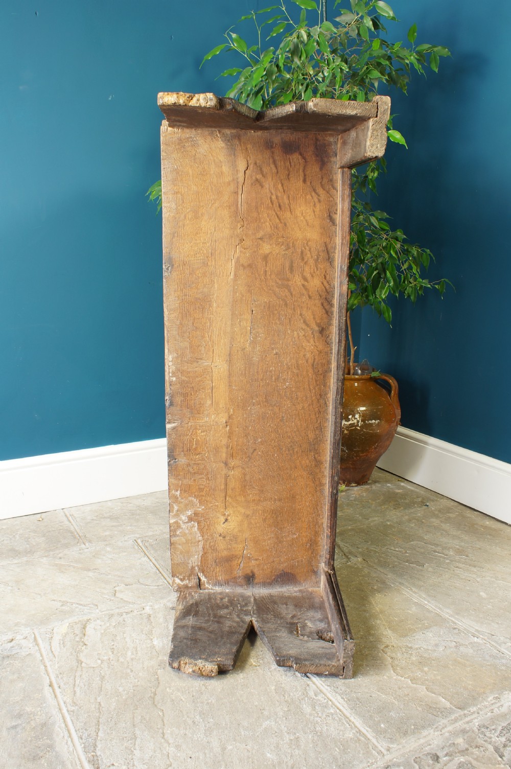 Small 17th century oak coffer. View VIII