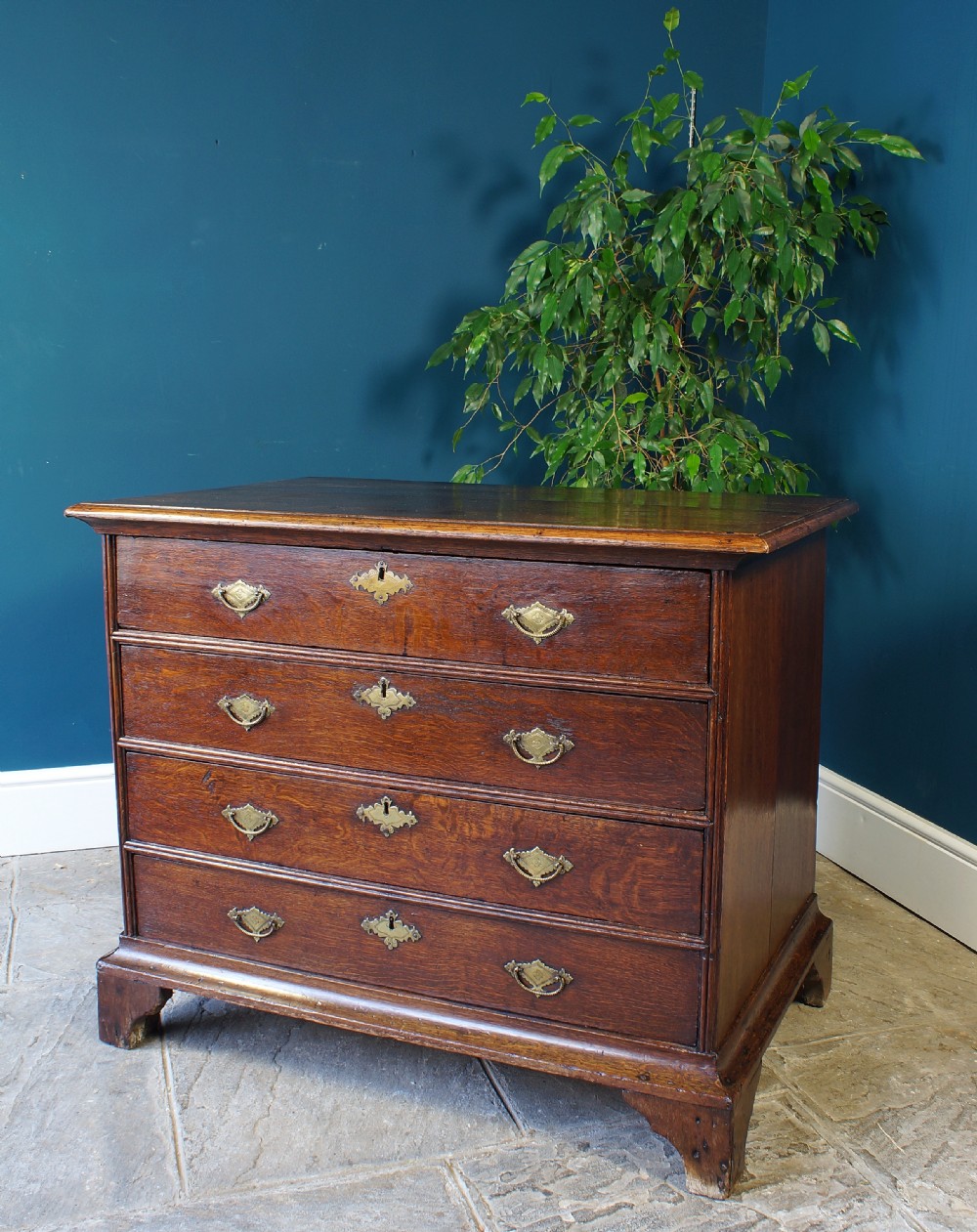 Early 18th century oak chest of drawers