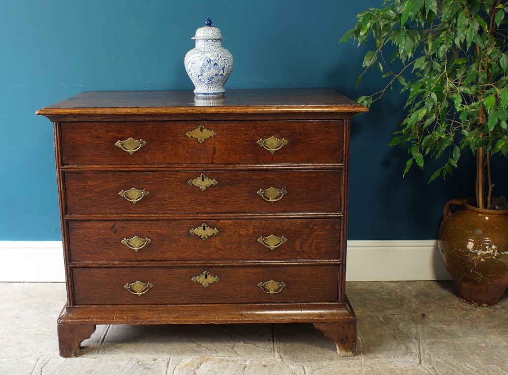 Early 18th century oak chest of drawers View II