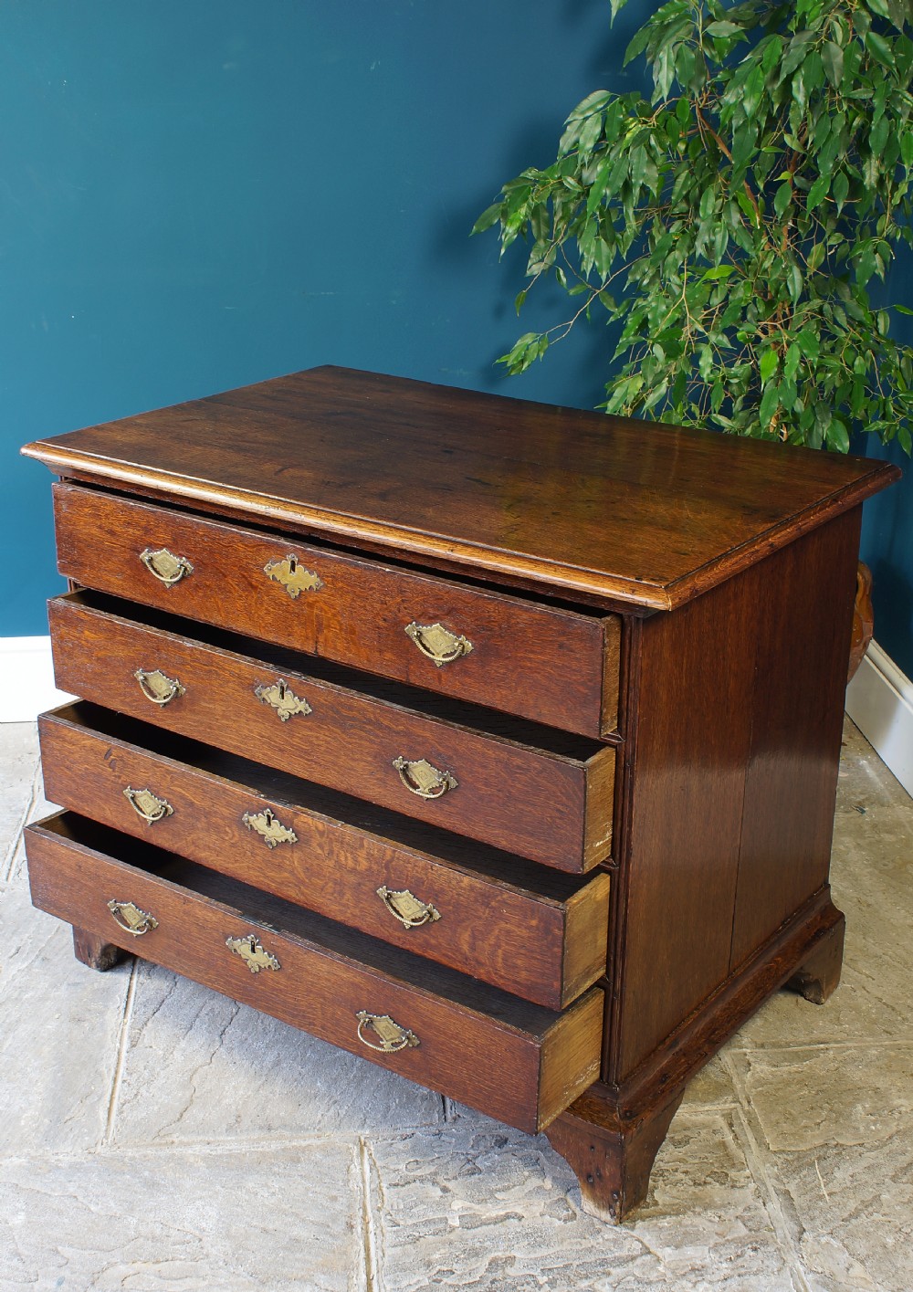 Early 18th century oak chest of drawers View III