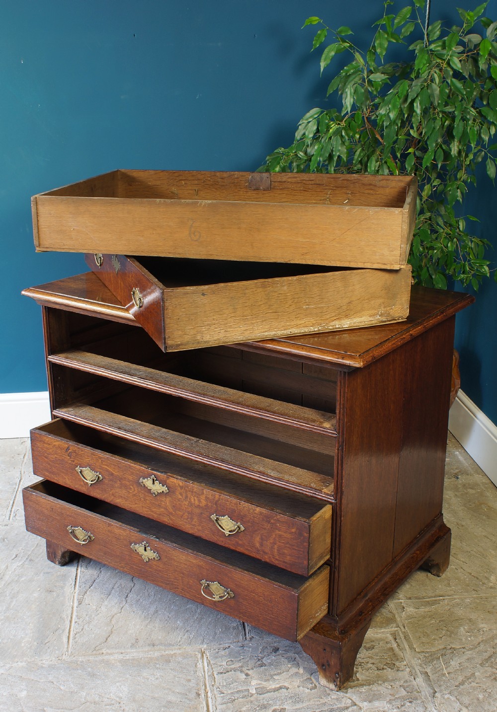 Early 18th century oak chest of drawers View IV