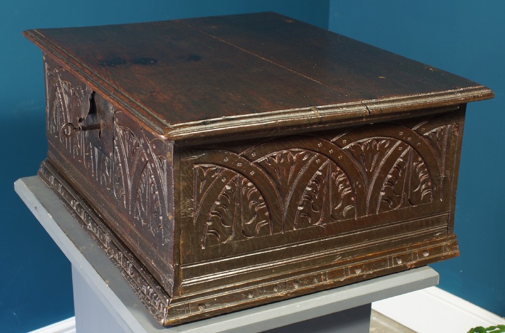 Early 17th century oak bible box. View II