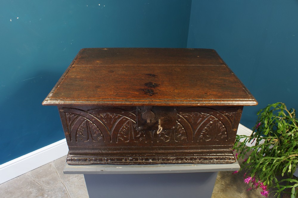 Early 17th century oak bible box. View III