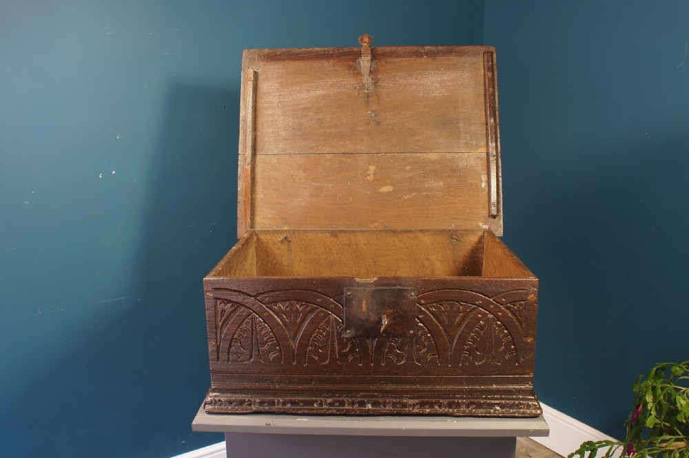 Early 17th century oak bible box. View VII